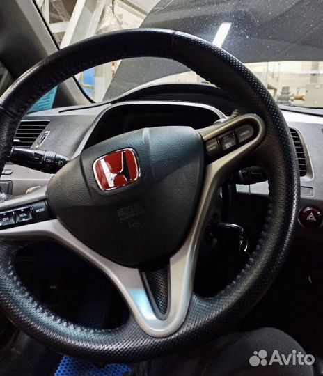 Эмблемы красные Honda Civic 4D (8G) комплект