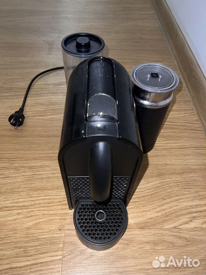 Кофемашина Delonghi Nespresso с капучинатором