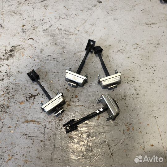 Ограничитель двери Ford C-Max Focus 2 Kuga 1