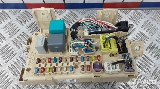 Блок предохранителей toyota corolla verso 2 (HDN18M101)