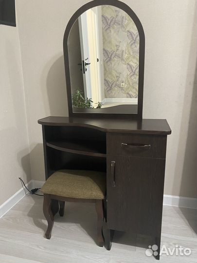 Туалетный столик с зеркалом и пуфиком