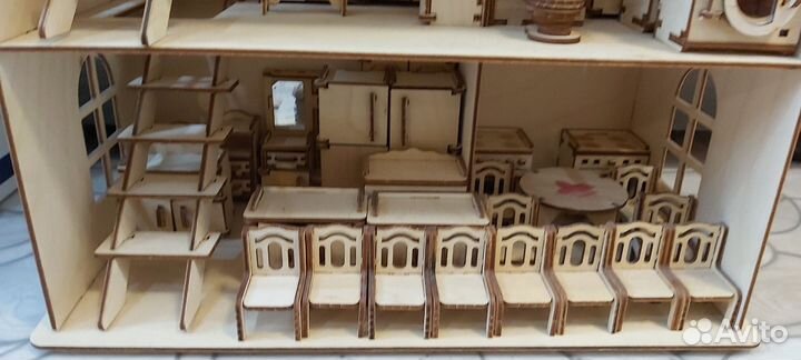 Деревянный домик с мебелью