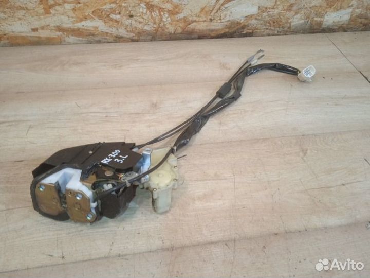 Замок двери задний левый Lexus Rx300 1 поколение