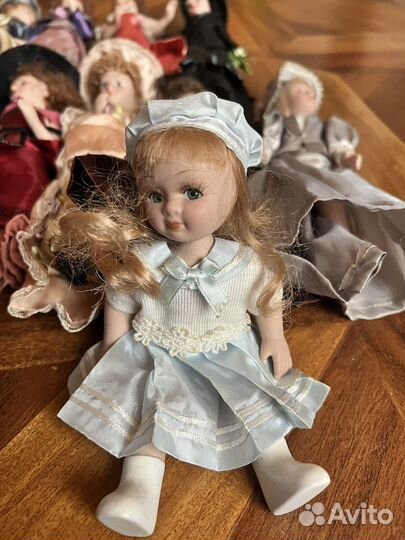 Кукла фарфоровая