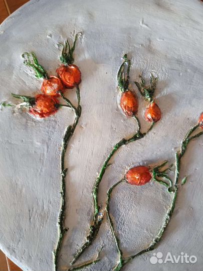 Ботанический барельеф шиповник