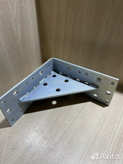 Уголок усиленный 200х200х100х6 мм