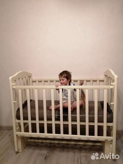 Детская кроватка с матрасом