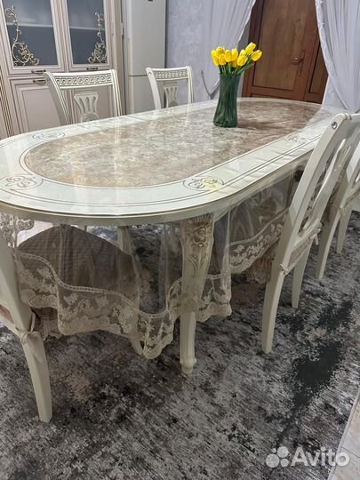 Стол и стулья