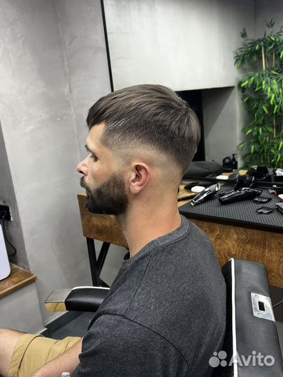 Модель на мужскую стрижку и оформление бороды