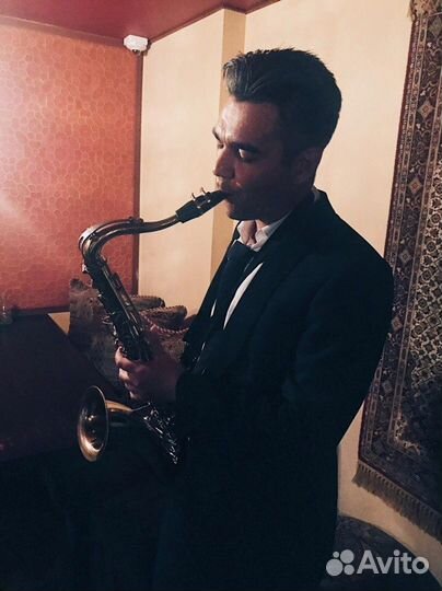 Саксофонист на праздник