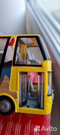 Игрушечный автобус с коробкой