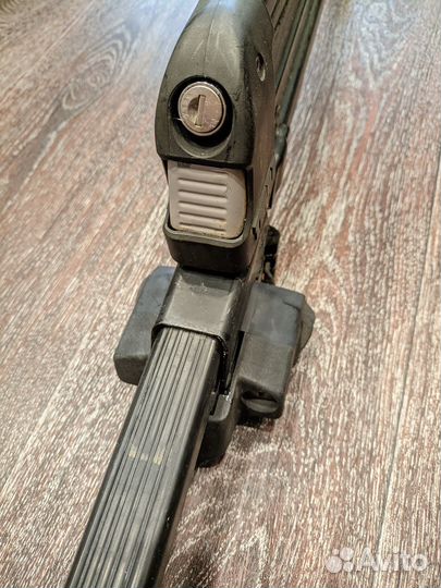 Багажник для сноуборда и лыж Thule