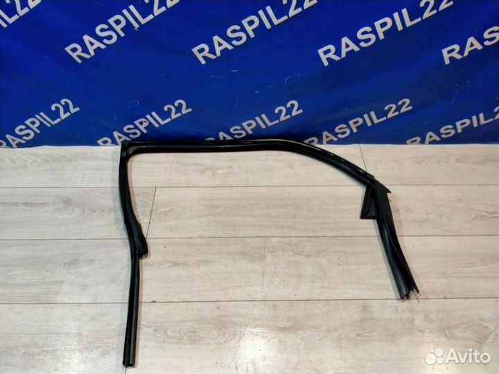 Уплотнительная резинка задняя левая Toyota Cresta