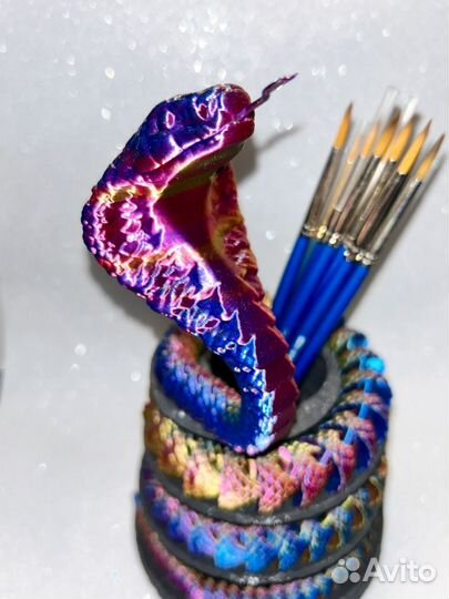 Кобра на подставке под ручки