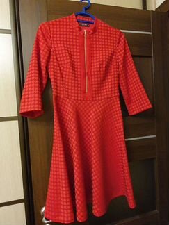 Приталиное красное платье