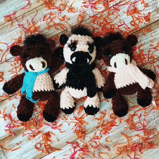 Вязаный бычок сувенир игрушка