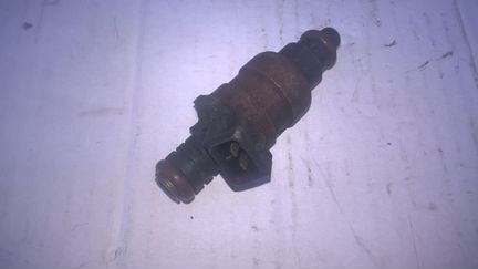 Топливная форсунка 037 906 031 R на VW Пассат В-3