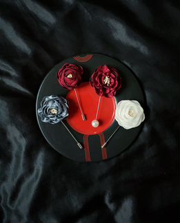 Нежная элегантная брошь бордовый цветок