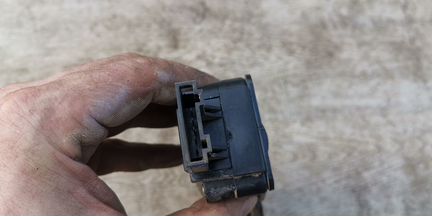 Audi A7 доводчик крышки багажника 4H0827383A