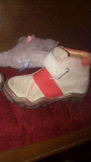 Сапожки и в подарок вожжи для обучения ходьбе
