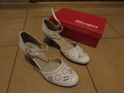 Босоножки белые