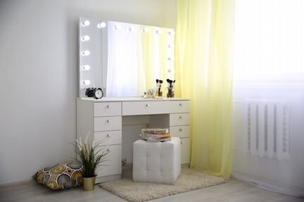 Гримерный / Туалетный стол / Зеркало с лампочками