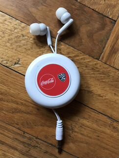 Наушники, подходят также на Айфон