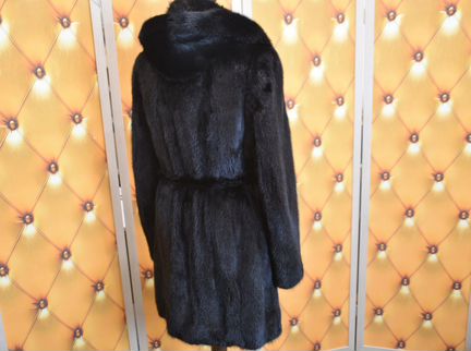 Черная норковая шуба с капюшоном