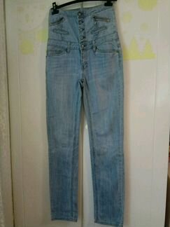 Джинсы с завышенной талией