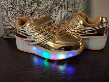 Кроссовки светящиеся новые