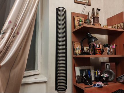 Настенная черная подставка для дисков