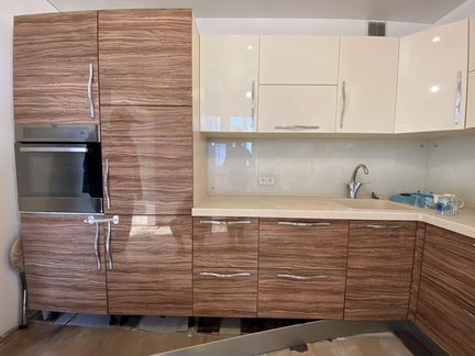 Кухня угловая с каменной столешницей и техникой