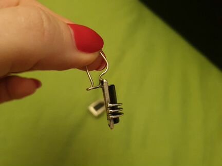 Серьги с черной вставкой