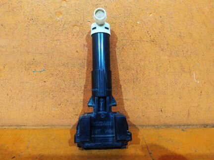 Форсунка омывателя фары правая Toyota Rav4 4 CA40