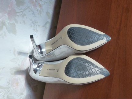 Серебристые туфли-лодочки