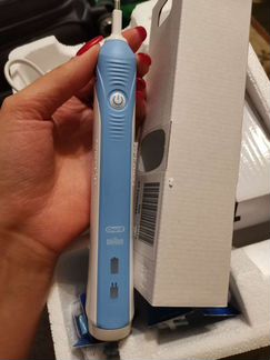 Электрическая зубная щетка Oral-B Pro2000