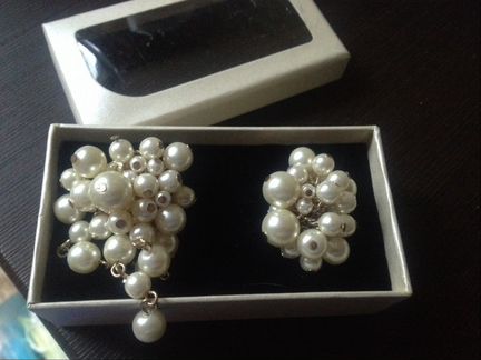 Жемчужная брошь и кольцо на мягкой подушечке