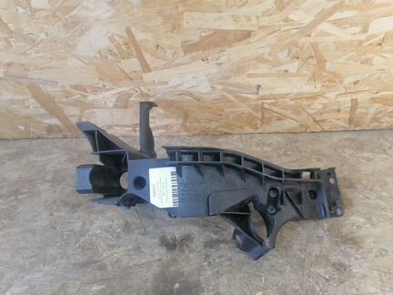 Кронштейн под фарой левой Audi A5 RS5 c 2012