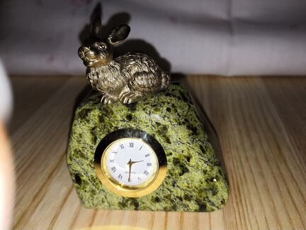 Часы настольные Кролик на змеевике