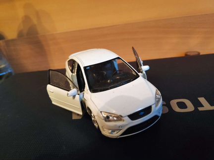 Игрушечный автомобиль