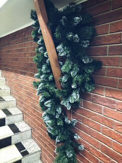 Елка искусственная, елочные гирлянды, статуэтки