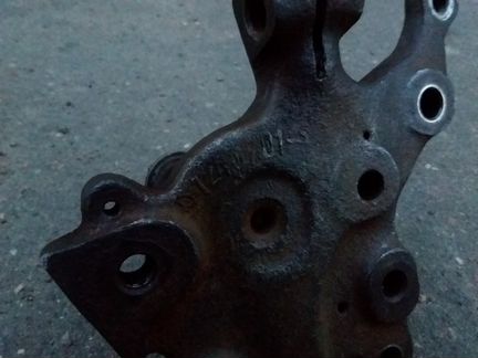 Кулак поворотный передний левый Мерседес W124