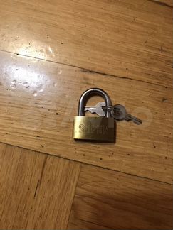 Замок с ключами