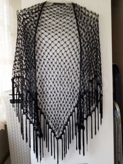 Шаль с бисером к маленькому чёрному платью