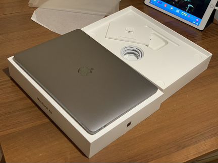 MacBook Air (Retina,13-Inch,2018) i5/ 8/ 256