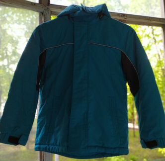 Утепленную куртку с капюшоном для мальчика