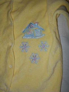 Красивый бархатный комбинезон желтый со снежинками