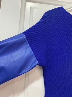 Платье кашемировое с кожаными рукавами