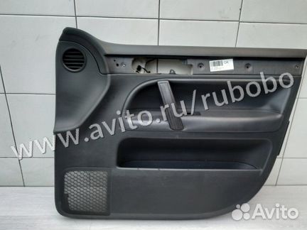 Обшивка передняя правая 7L6867012eknuq VW Touareg