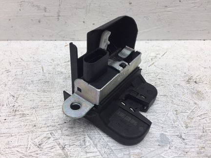 Замок багажника задний Volkswagen Tiguan 2.0 tfsi